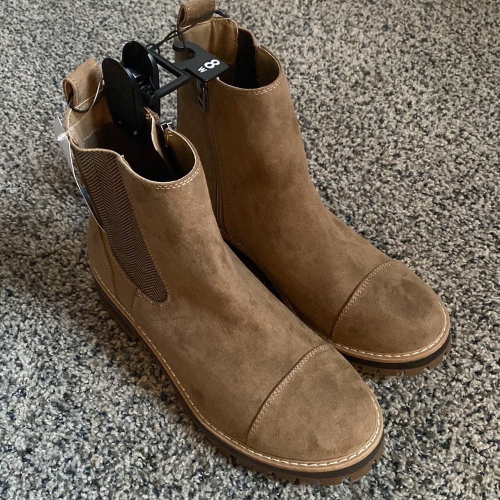 Chelsea Boot NWT